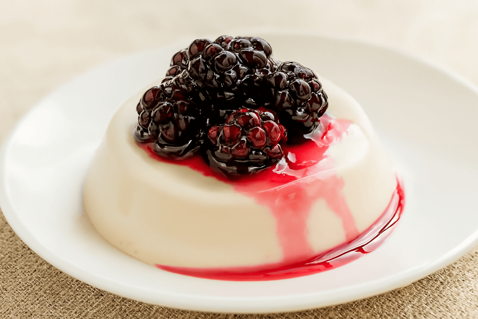 Panna cotta sa šumskim voćem