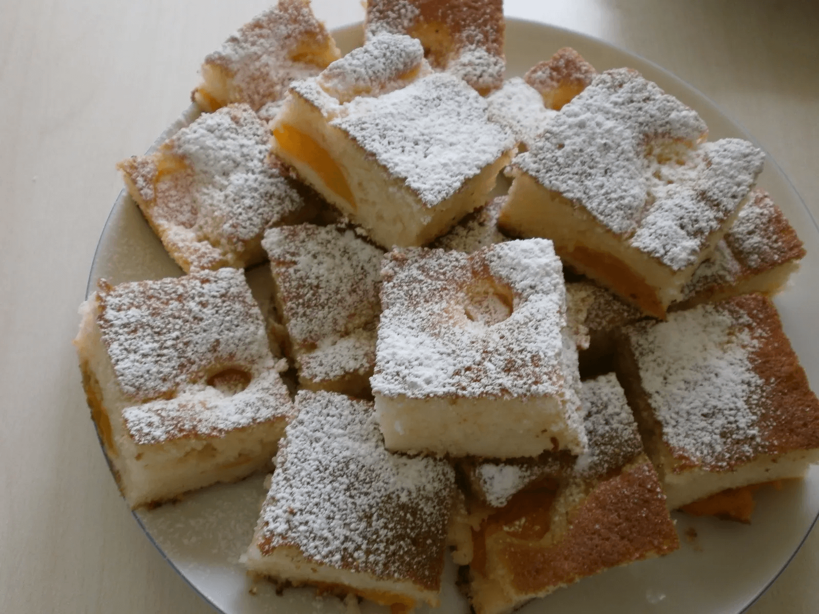 Sočni kolač sa kajsijama i jogurtom